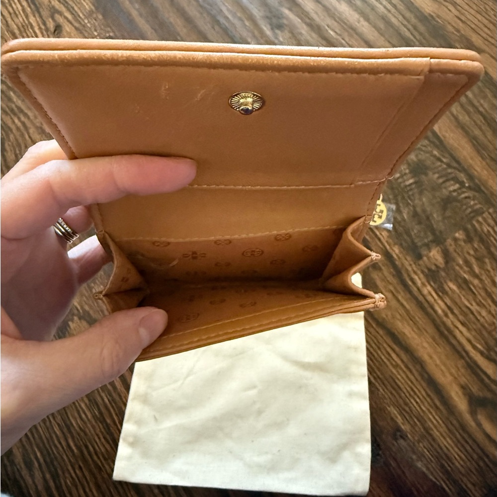 Tory Burch Tan Quilted Card Holder with Logo - Picture 3 of 4